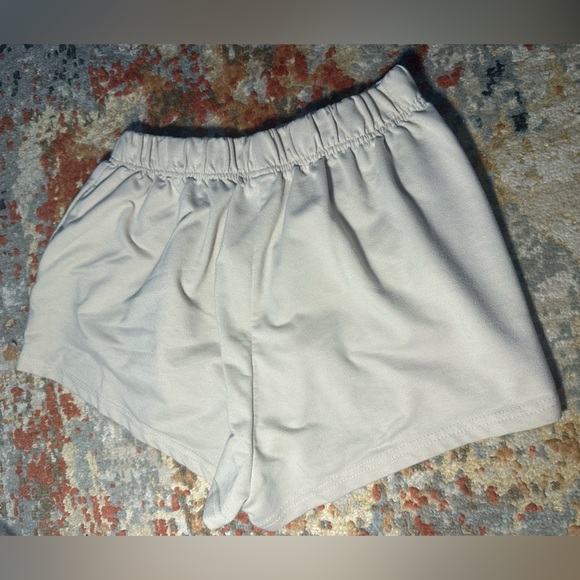 Trendy shorts - Picture 2 of 3